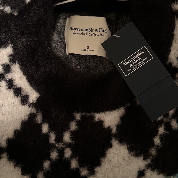 Abercrombie & Fitch - Picture 5 of 6